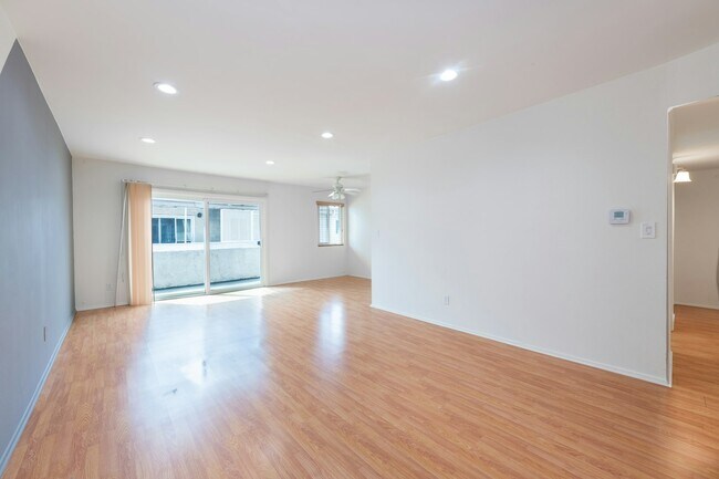 Building Photo - 5412 Lindley Ave