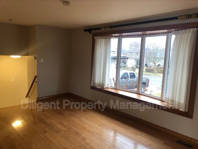 Photo du bâtiment - 905 Central Park Blvd N