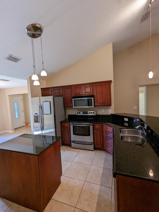 Foto del edificio - 7318 E Bay Blvd