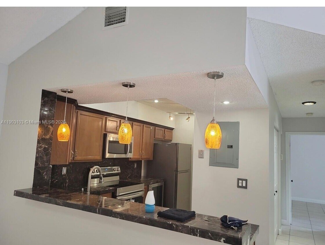 Foto principal - 18850 NW 57th Ave