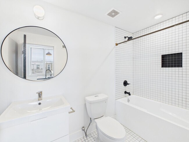 Building Photo - Bright 1 bedroom available now