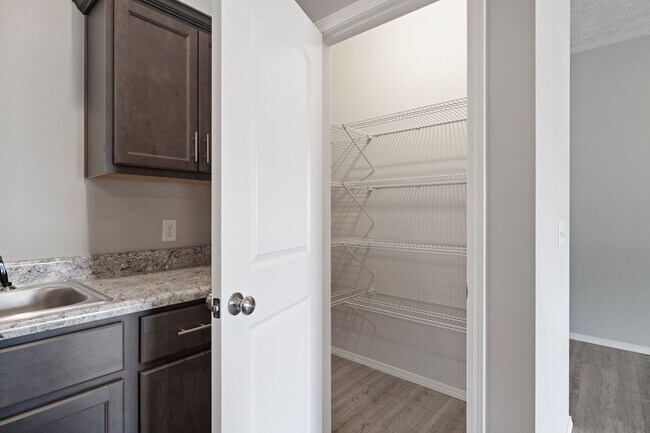Foto del edificio - Three bedroom duplex available in Republic!