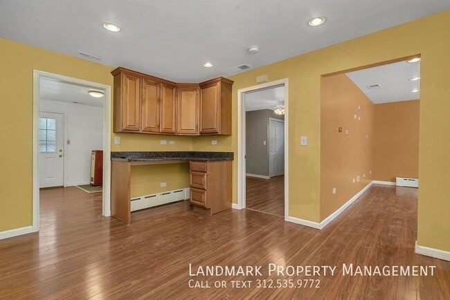 Building Photo - 6 E Eureka Dr