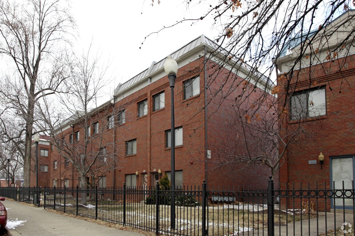 Primary Photo - 1000 Magazine St