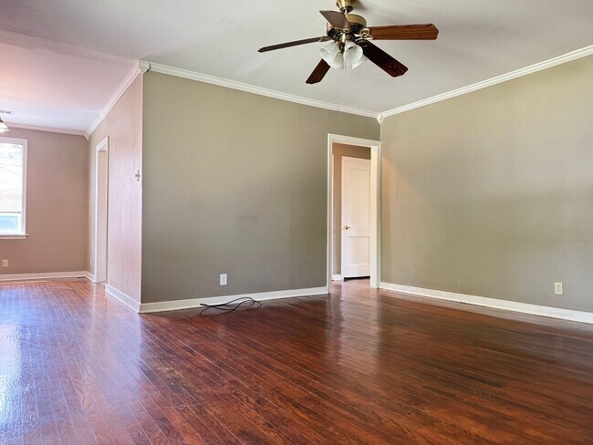 Foto del edificio - 6404 Longwood Rd