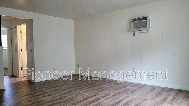Building Photo - 128 NE Atkinson Ct
