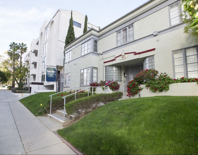 Building Photo - 1052 Tiverton Ave