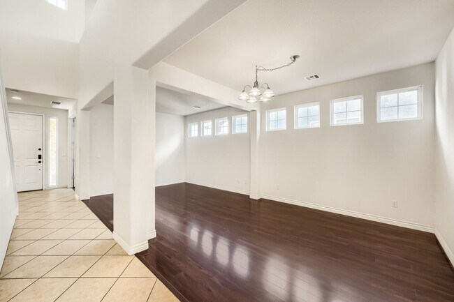 Foto del edificio - Beautiful 4 Bedroom Home With Solar, 3 Car Tandem Garage, and Nice Backyard!