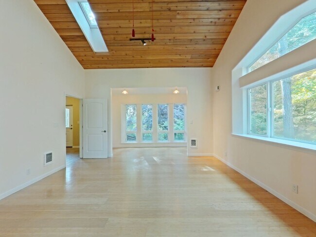 Foto del edificio - Huge 5 Bedroom Cabin-Style Home on 2+ Wood...