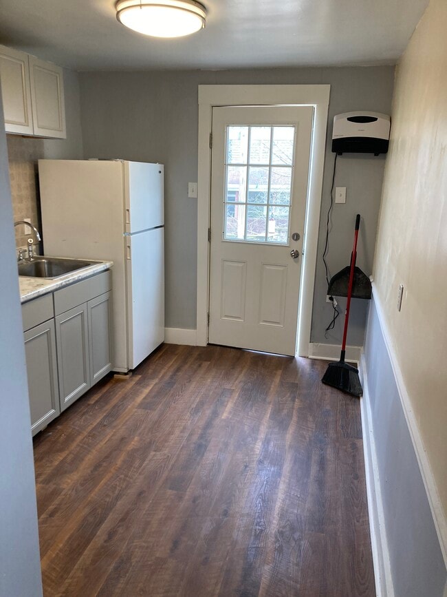 Foto del edificio - 240 W Hallam Ave