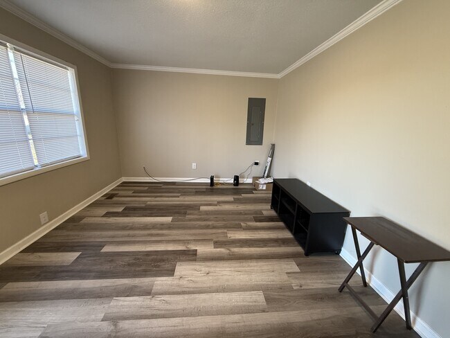 Building Photo - 104 Oak Ct