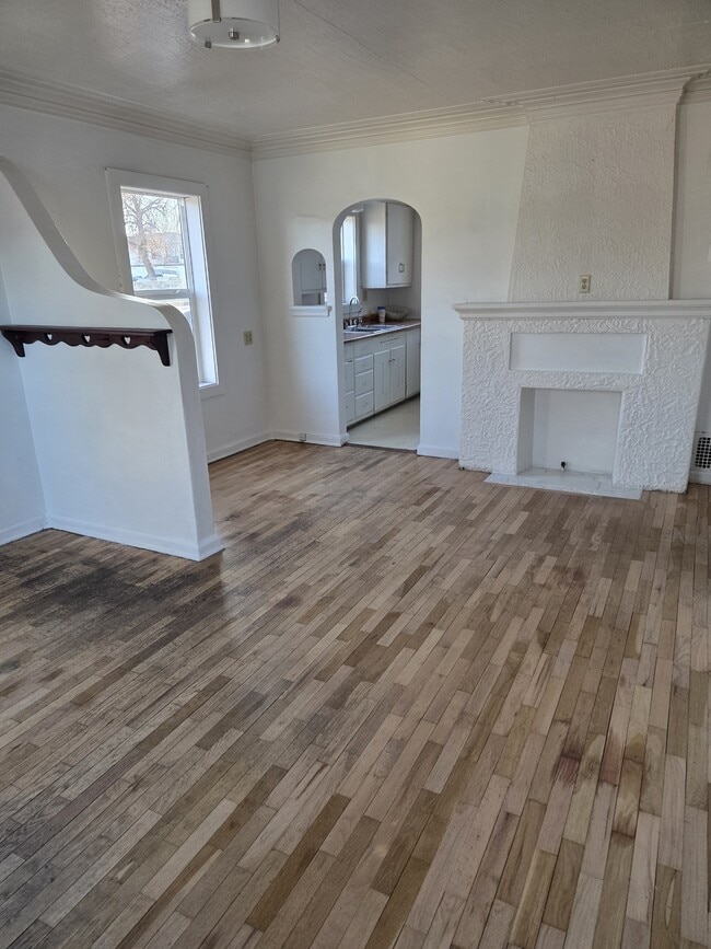 Building Photo - 933 Custer Ave