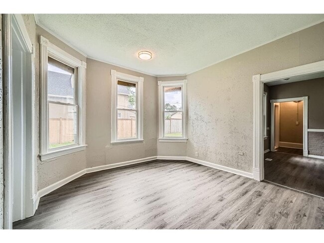 Foto del edificio - 911 Sims Ave