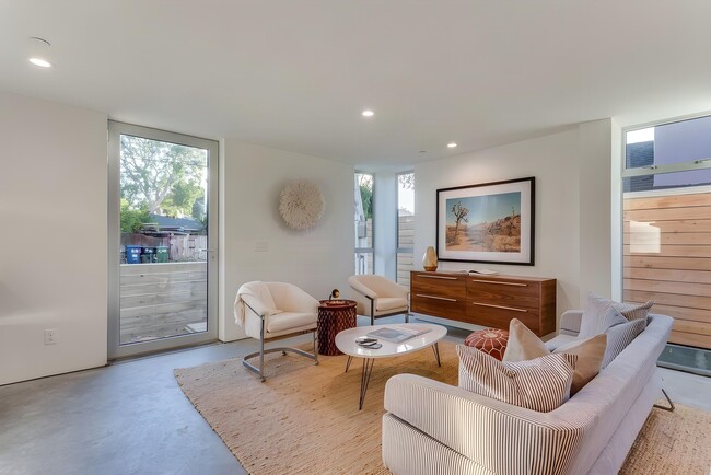 Building Photo - 1519 Cabrillo Ave