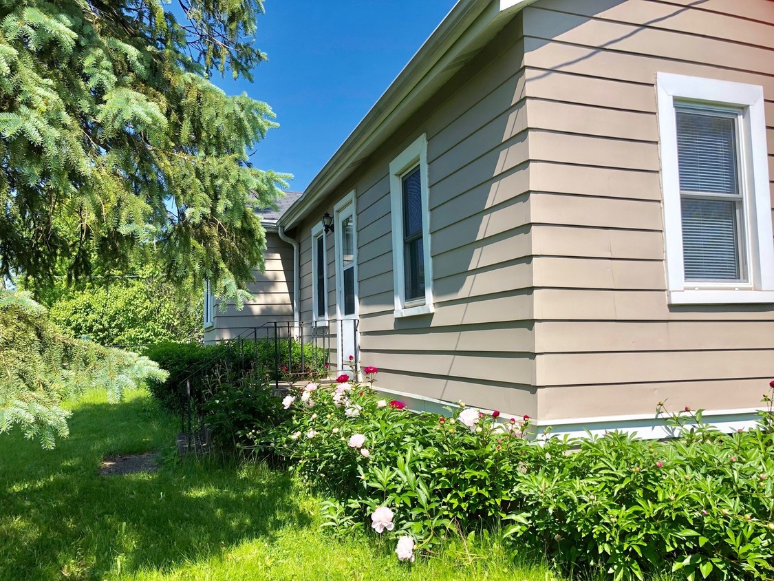 10 N Greenleaf St, Gurnee, IL 60031 House Rental in Gurnee, IL