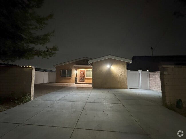 Building Photo - 4618 W Roy Cir