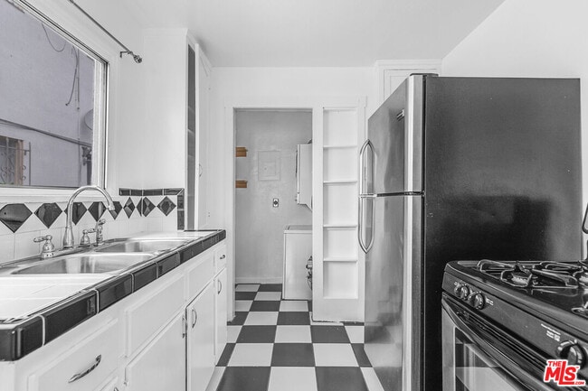 Foto del edificio - 5918 1/2 Willoughby Ave