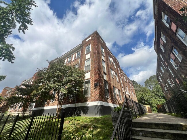 Foto del edificio - Charming 3 BR/1.5 BA Condo in Columbia Hei...