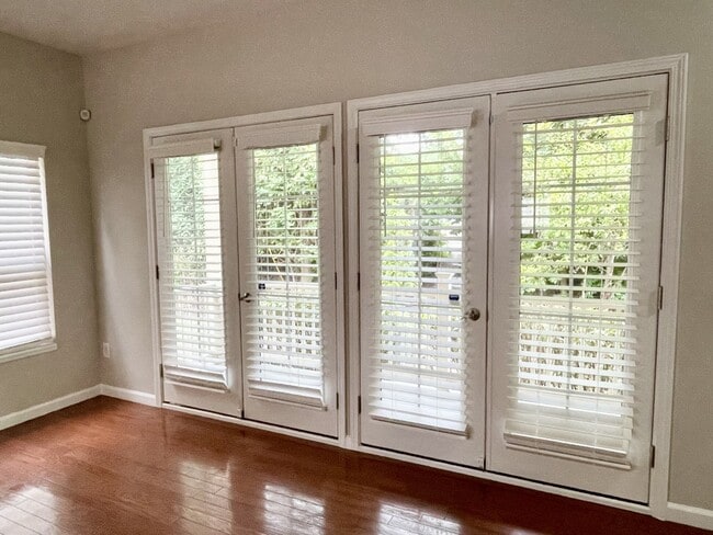 french doors to back balcony - 6143 Halton Pl