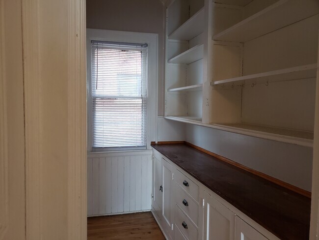 Building Photo - 57 W Oakwood Pl