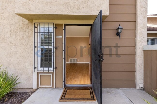 Building Photo - Unit Row 3