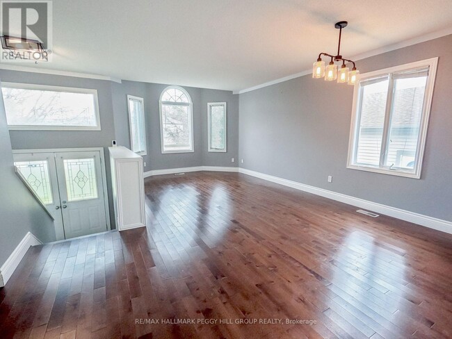 Photo du bâtiment - 42 Royal Beech Dr