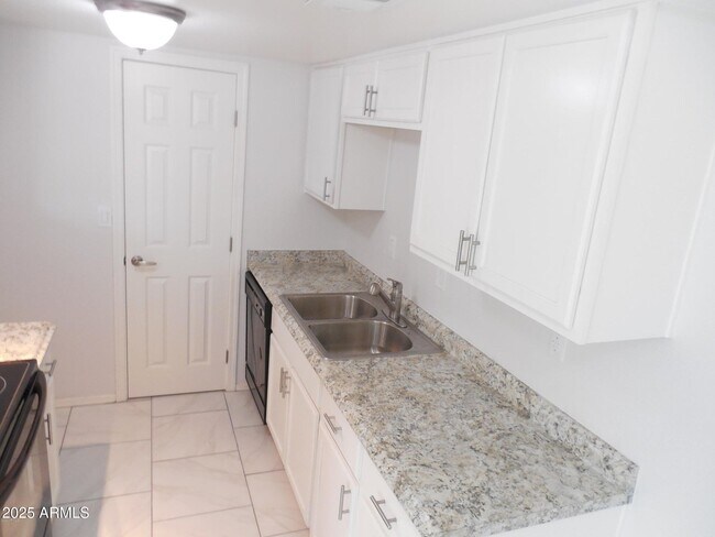 Foto del edificio - 4712 E Broadway Rd