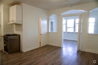 Building Photo - 501 SW 6th Ct