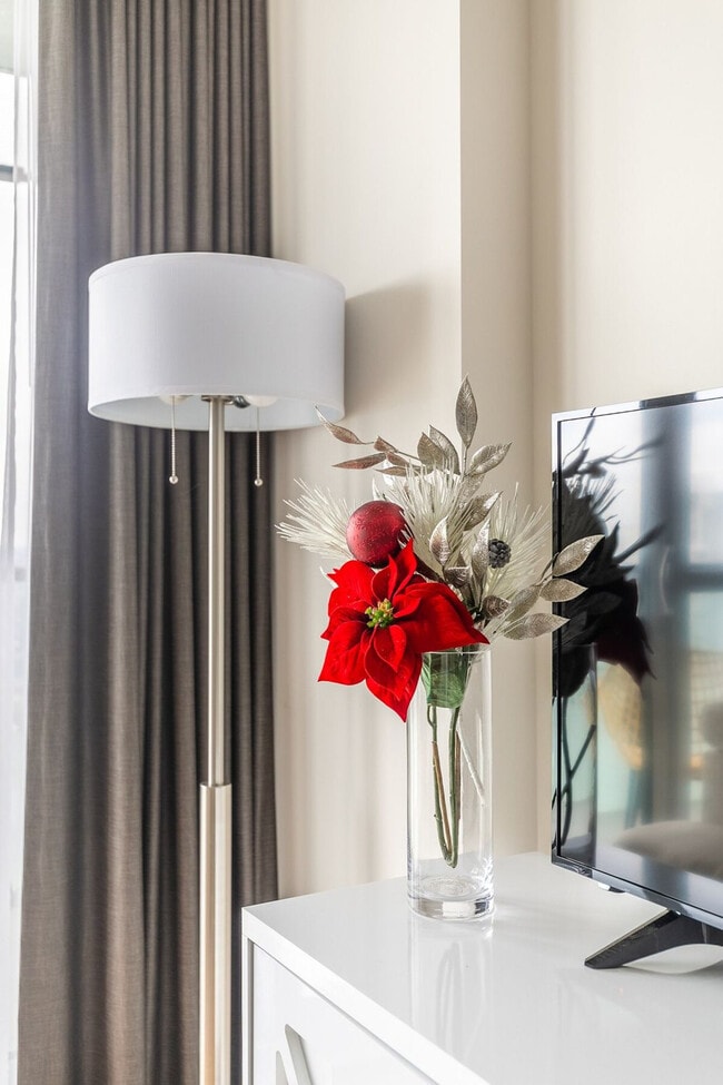 Building Photo - 299 Front St W