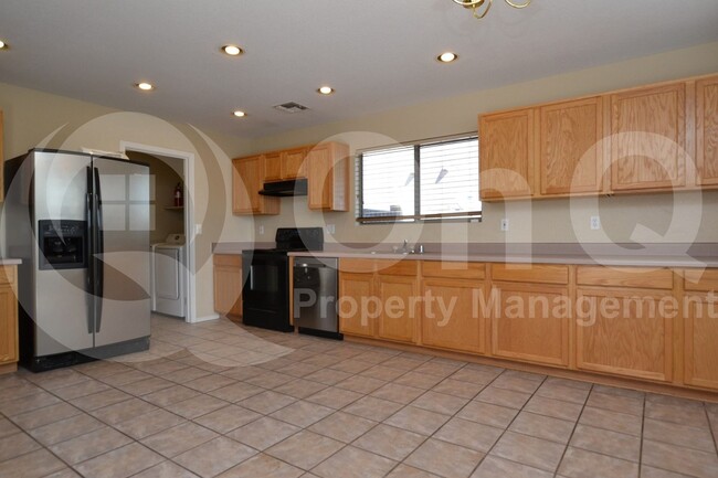 Building Photo - 699 E Springfield Pl