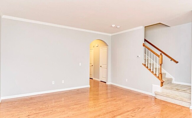 Building Photo - Beautiful, 3 BR Highly sought after Townhouse