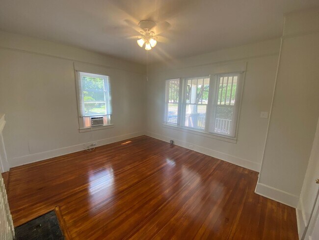 Building Photo - Great 2BR/1B Apartment in Historical House!