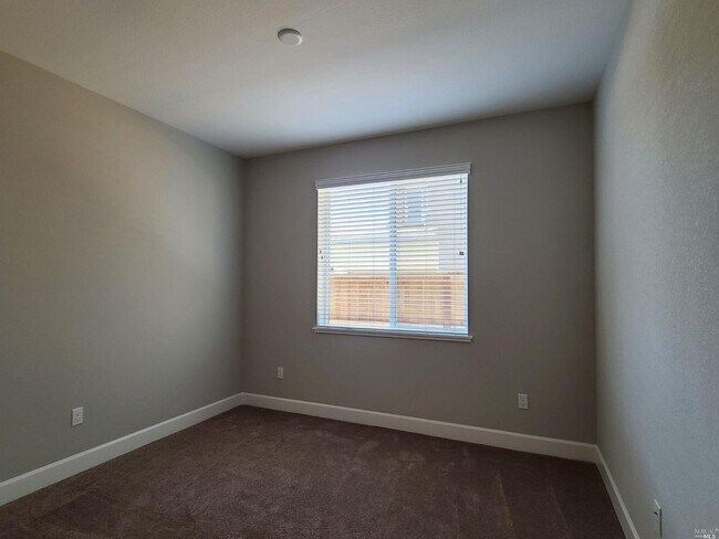 Building Photo - 348 Heron Way