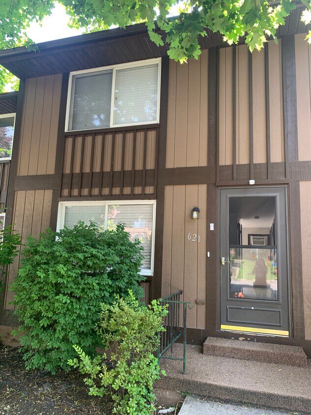 Primary Photo - 621 N Terrace Dr