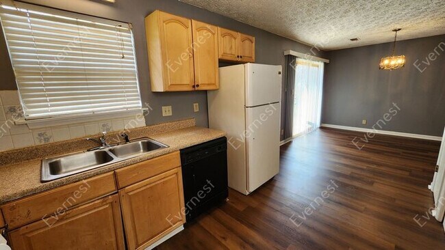 Building Photo - 2890 Valley View Dr