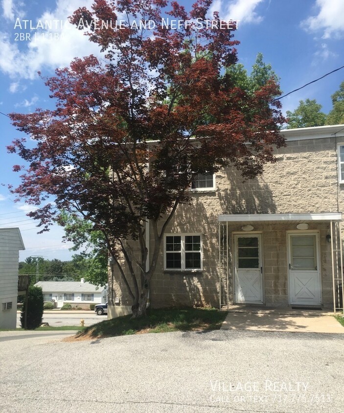 Primary Photo - END-UNIT! Budget-friendly townhome in Red ...