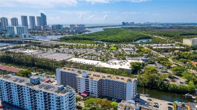 Foto del edificio - 3660 NE 166th St