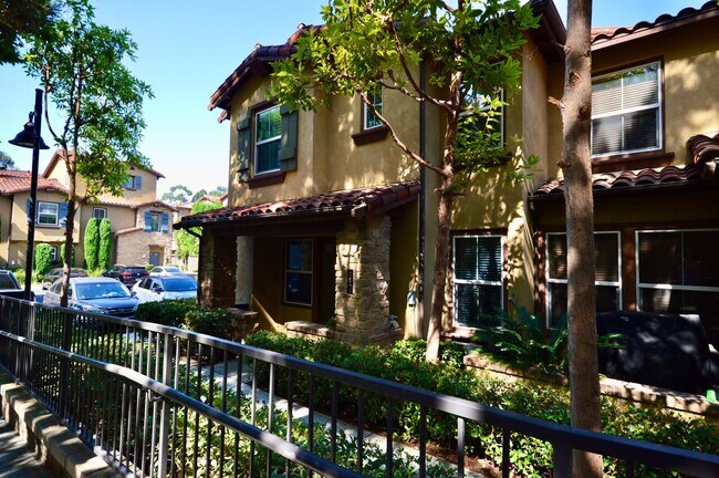 Building Photo - Beautiful two story 3 bedroom condo in gre...