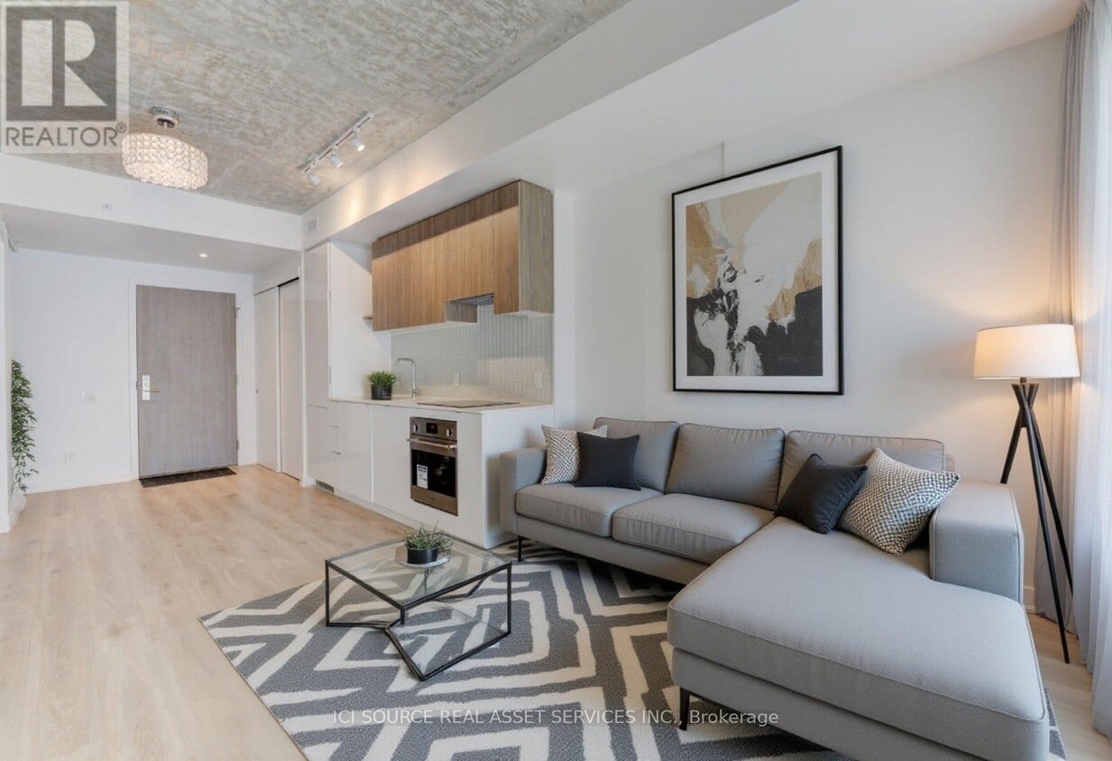 Primary Photo - 161 Roehampton Ave