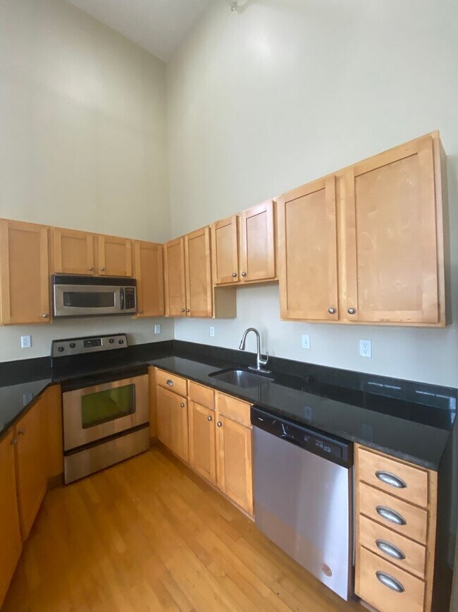 Foto del edificio - $200 OFF! Updated 3 Bed 1 Bath Apartment w...