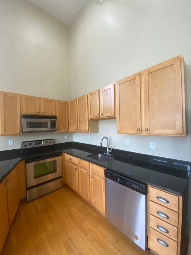 Building Photo - $200 OFF! Updated 3 Bed 1 Bath Apartment w...