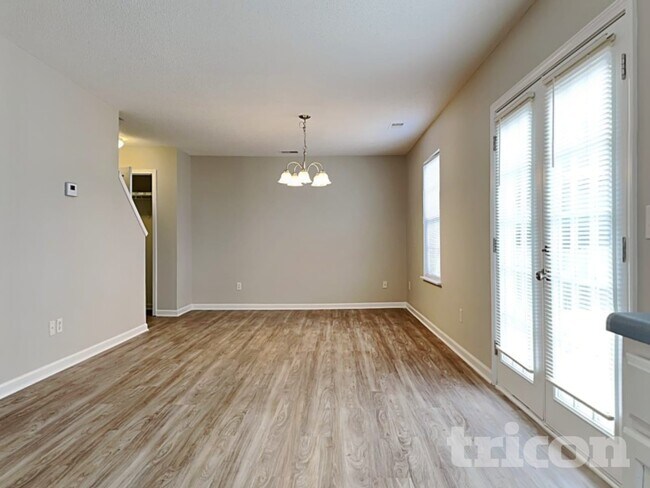 Building Photo - 104 Flyer Ct