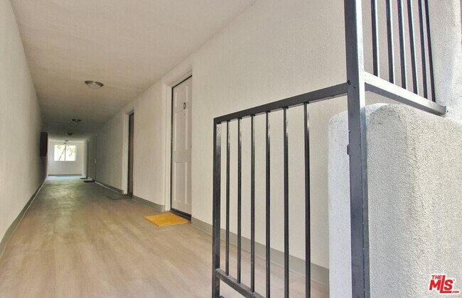 Foto del edificio - 328 Culver Blvd