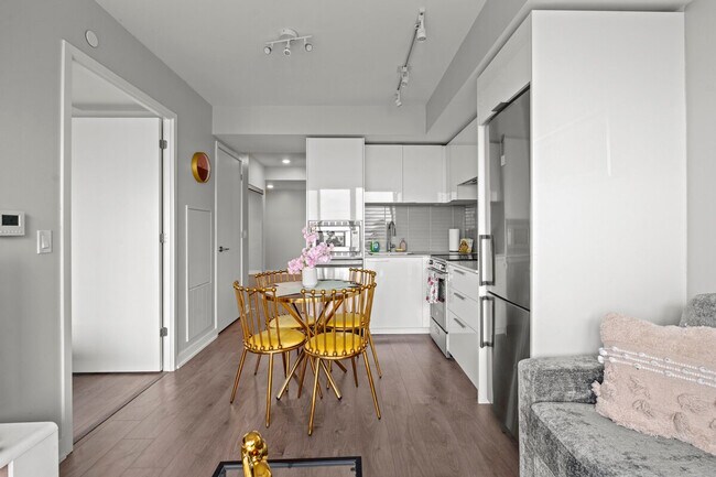 Building Photo - 501 Yonge St