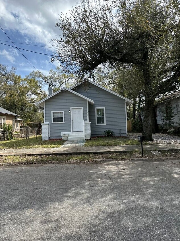 Foto principal - Discover Your Perfect 3 Bedroom 2 Bath Ren...