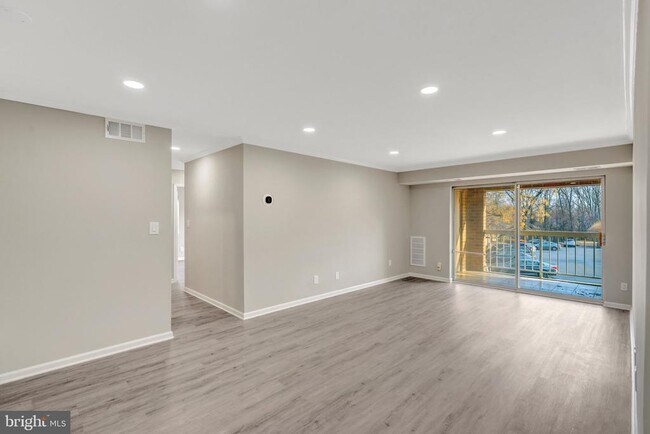 Building Photo - 5806 Cove Landing Rd