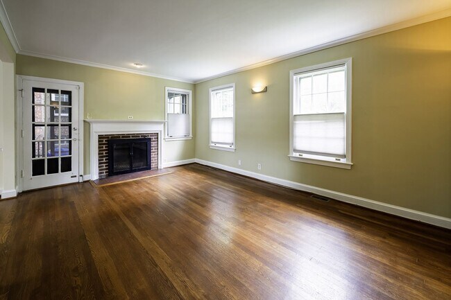 Foto del edificio - NW DC - Timeless Elegance Meets Modern Comfort in AU Park (with Pool!)