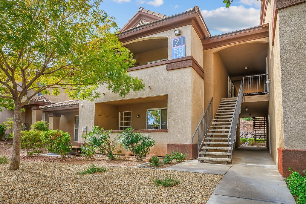 Primary Photo - 231 W Horizon Ridge Pkwy