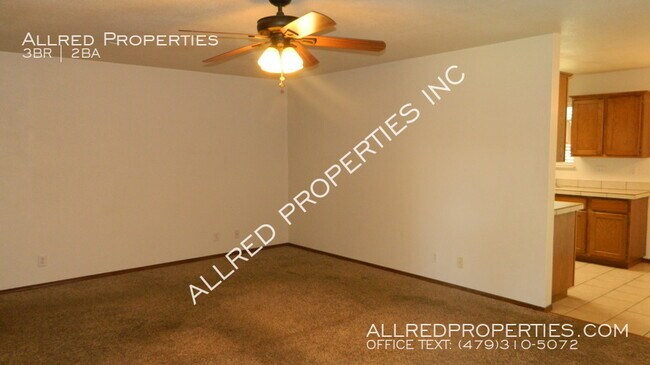 Building Photo - 822 N Daisy Ln