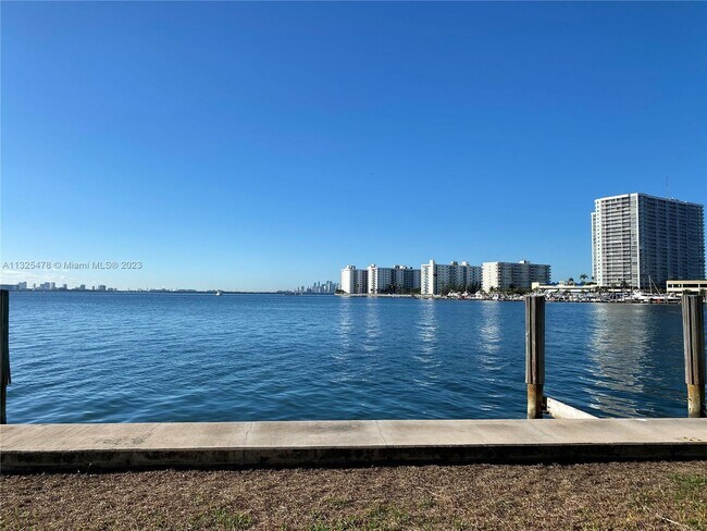 Foto del edificio - 1990 Bay Dr